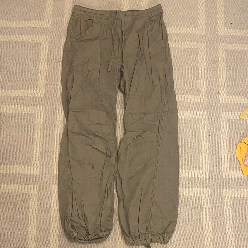 Hollister Women's Cargo Pants in Olive Green